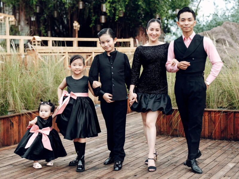 Hơn 16 năm đồng hành, Khánh Thi - Phan Hiển khiến nhiều người ngưỡng mộ khi có tổ ấm viên mãn bên 3 "thiên thần nhỏ" Kubi - Anna - Lisa. Trong đó, vẻ bụ bẫm của bé Lisa - con thứ 3 của cặp đôi liên tục khiến dân tình xuýt xoa. 
