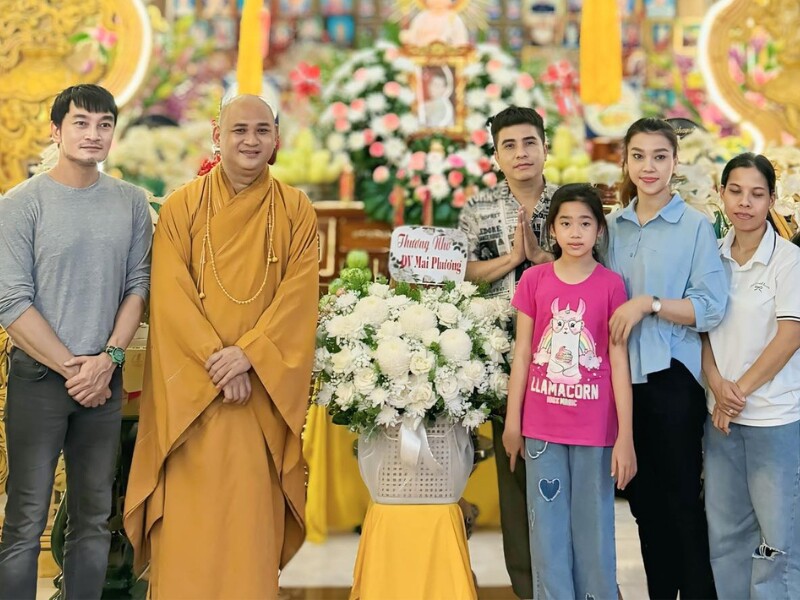 Mới đây, nhiều bạn bè, đồng nghiệp đã đến chùa, dọn mâm cúng giỗ lần thứ 5 của cố nghệ sĩ Mai Phương. Bé Lavie (con gái của Mai Phương và Phùng Ngọc Huy) cũng đến thắp hương cho mẹ. Cô bé đi cùng cô bảo mẫu và ca sĩ Trương Bảo Như. 
