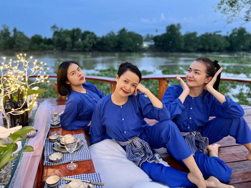 Thỉnh thoảng, Vân Trang cùng hội bạn thân như Kha Ly, Lê Bê La,... tụ họp vui chơi, ăn uống tại khu nghỉ dưỡng. Khung cảnh đồng quê bình yên nơi đây khiến khán giả nhìn thích mắt.