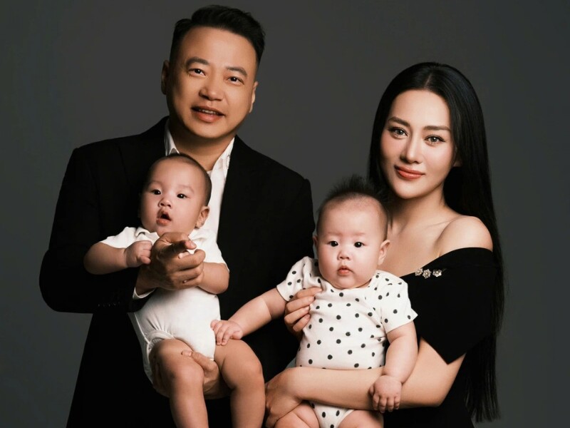 Tháng 5/2024, Phương Oanh - Shark Bình chào đón cặp song sinh 1 trai, 1 gái là Jimmy và Jenny nhờ phương pháp IVF. 2 "bé rồng" nhà cặp đôi liên tục "gây sốt" mạng xã hội vì ngoại hình đáng yêu, mỗi bé một nét nhưng đều được nhận xét giống bố nhiều hơn mẹ.