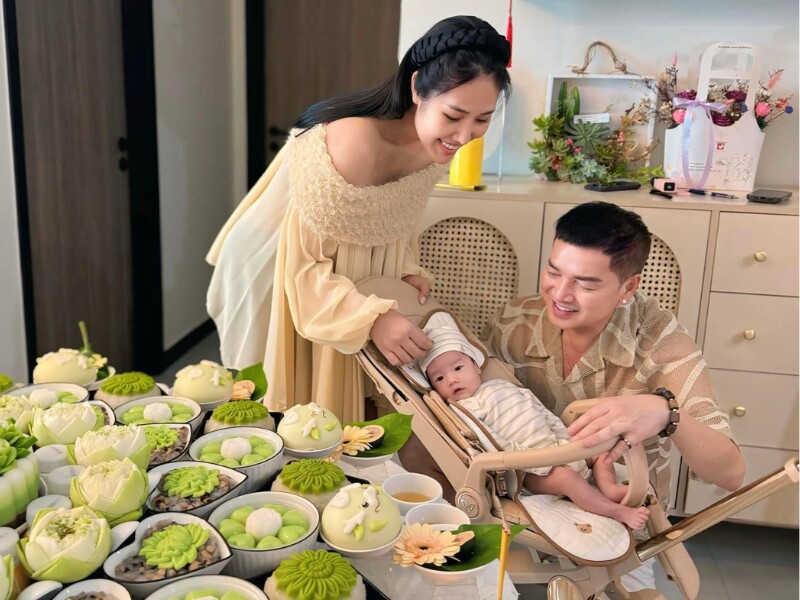 Từ khi công khai tổ ấm mới, Quang Minh và Tăng Khánh Chi tập trung chăm sóc con trai. Nam danh hài cho biết anh cùng với vợ sẽ nuôi nấng bé Dustin đến ngày con trưởng thành.