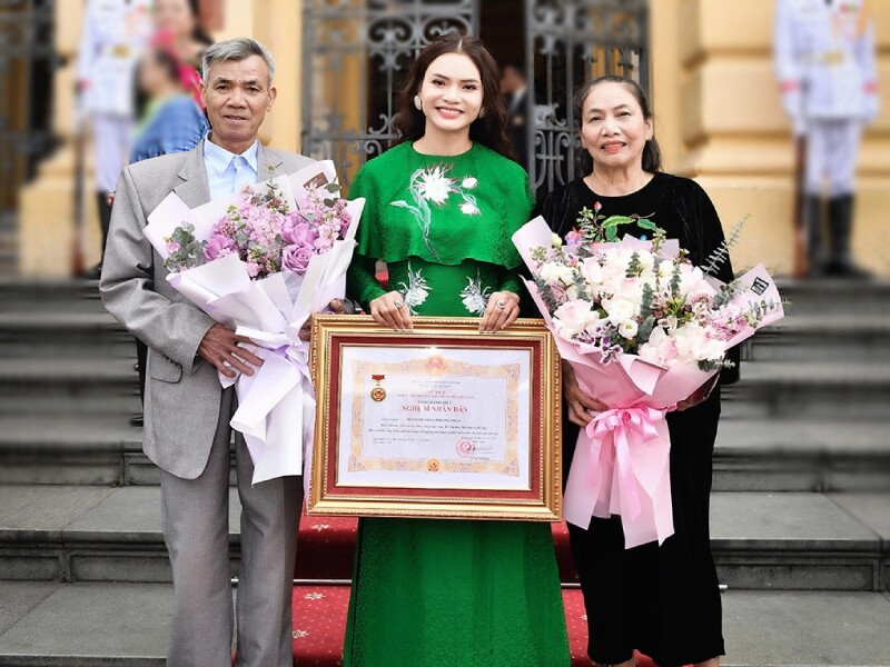 Có được thành quả như ngày hôm nay, nữ ca sĩ luôn ghi nhớ công sức của bố mẹ. Còn nhớ khi Phương Thảo nhận danh hiệu NSND, bố mẹ cô cùng những người thân đã vượt hơn 300km ra Hà Nội để chúc mừng cô con gái. 
