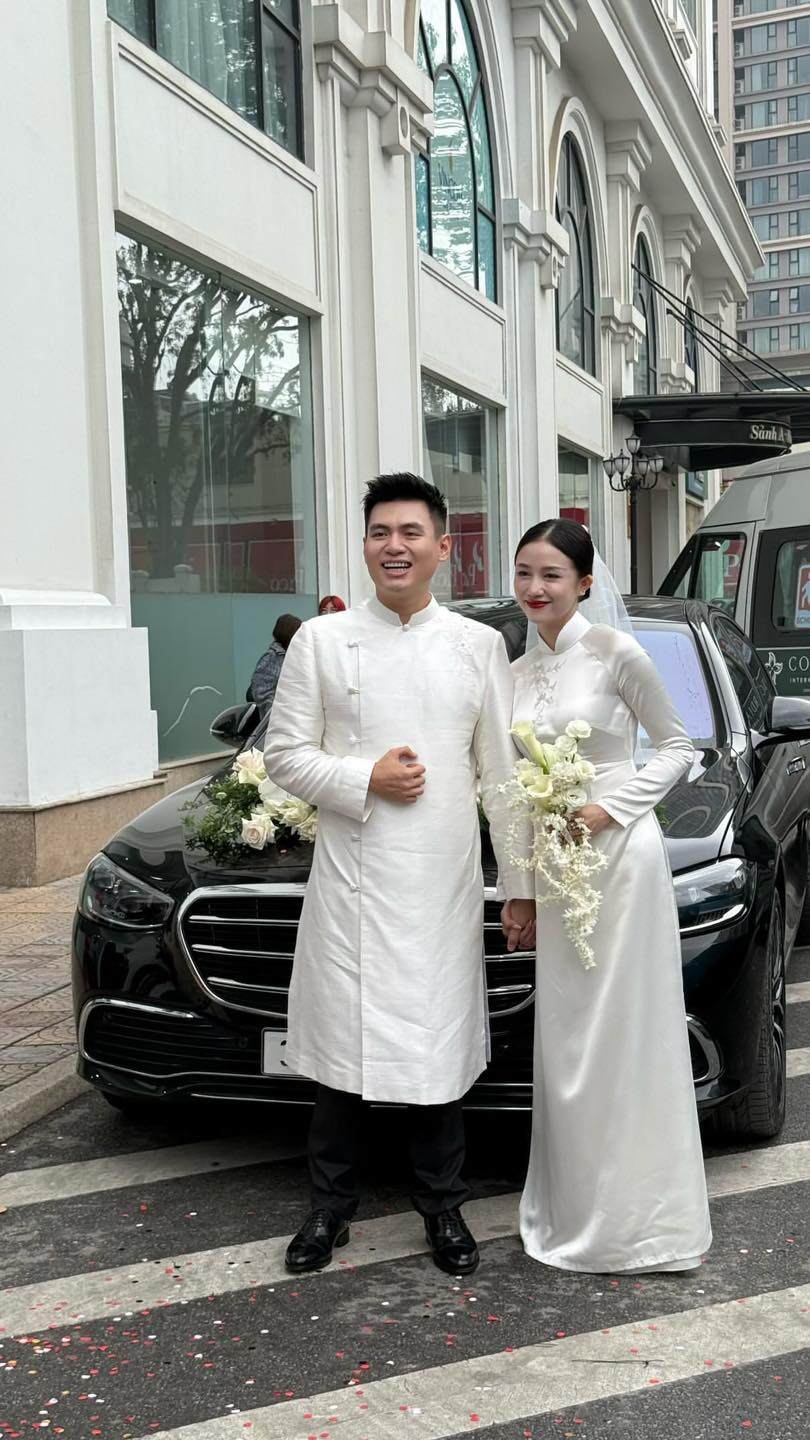 Hải Long lái siêu xe đến nhà gái đón dâu.