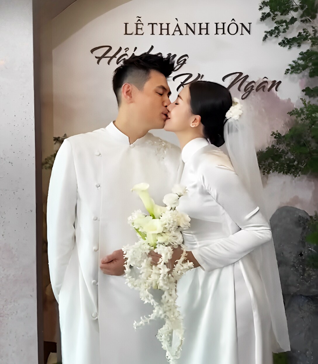 Cô dâu - chú rể khóa môi cực hạnh phúc.