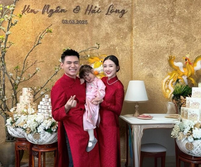 Khoảnh khắc vợ chồng Salim bế con gái trong ngày trọng đại.