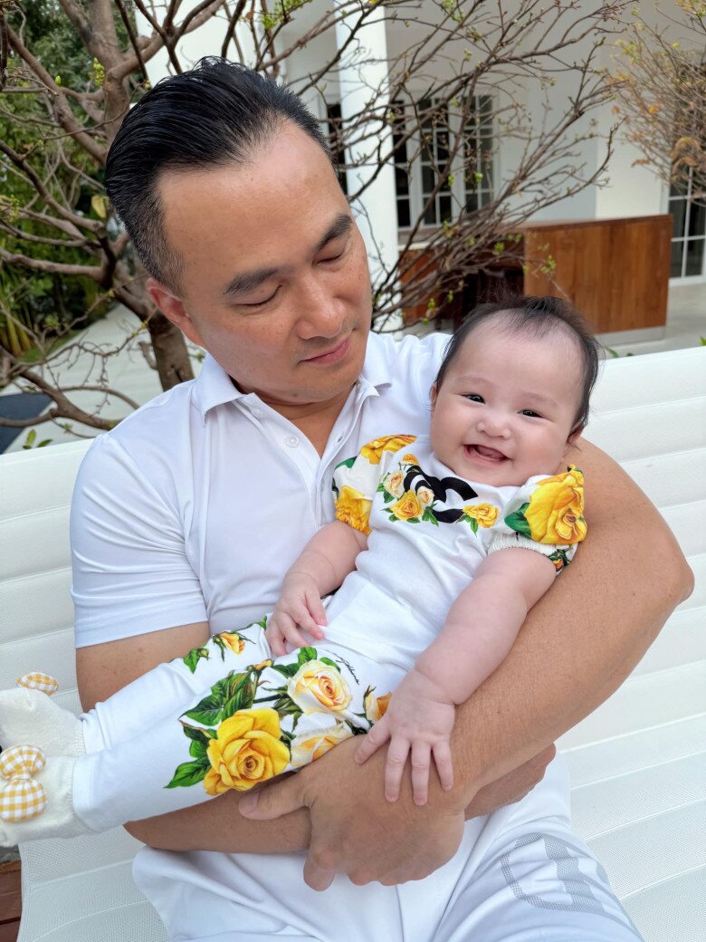 Ông bố 3 con được khen ngợi chăm con khéo léo.