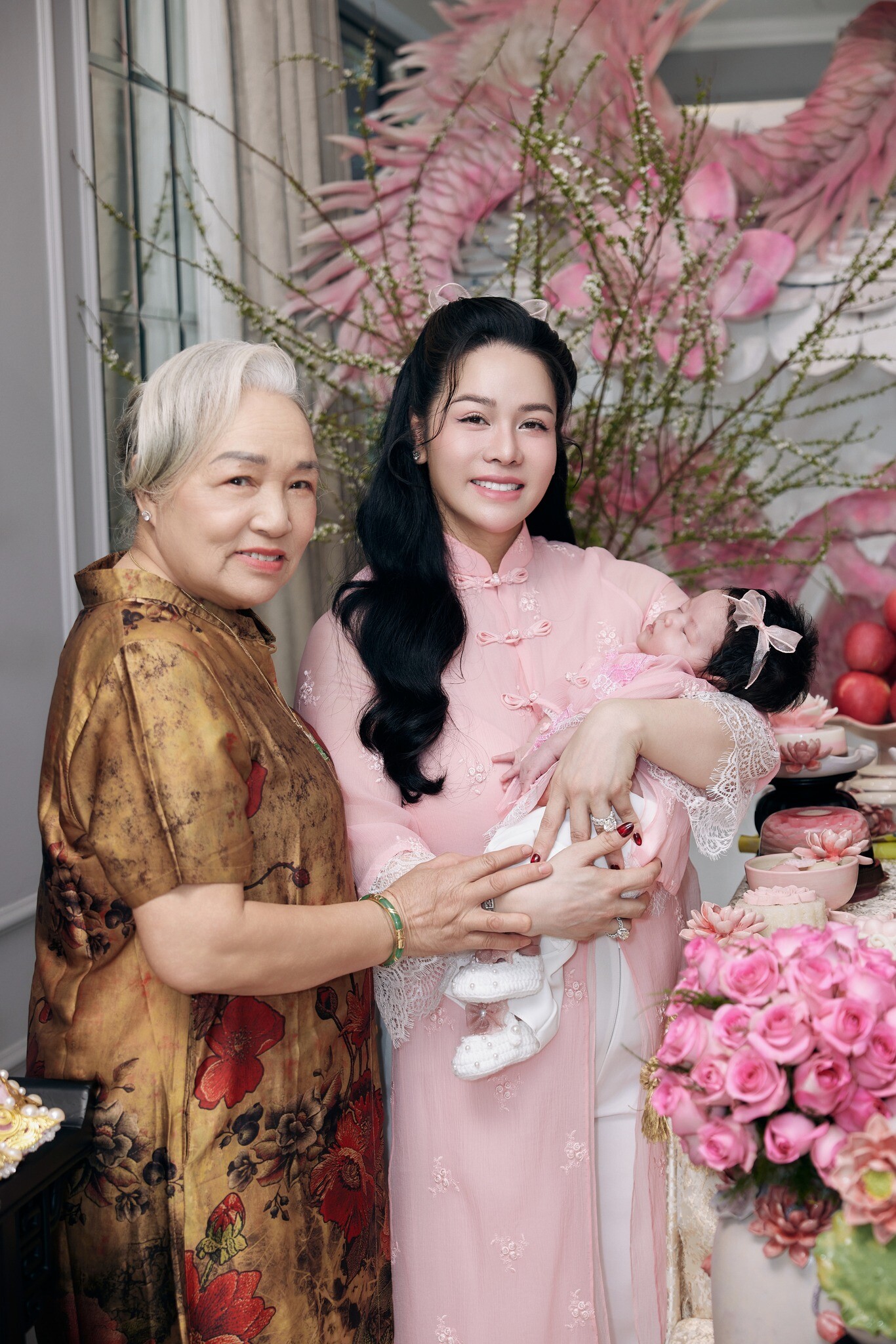 Mẹ ruột của nữ diễn viên có mặt trong ngày đặc biệt của cháu ngoại.