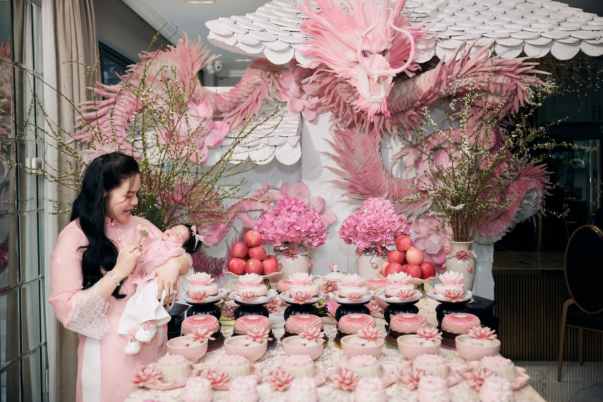 Nhật Kim Anh dọn mâm cúng đầy tháng hoành tráng cho con gái.