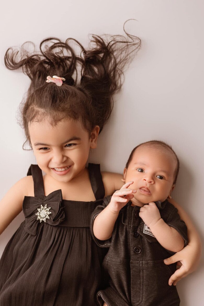 2 con nhà Võ Hạ Trâm được nhận xét trông như sinh đôi vì ngoại hình giống nhau.