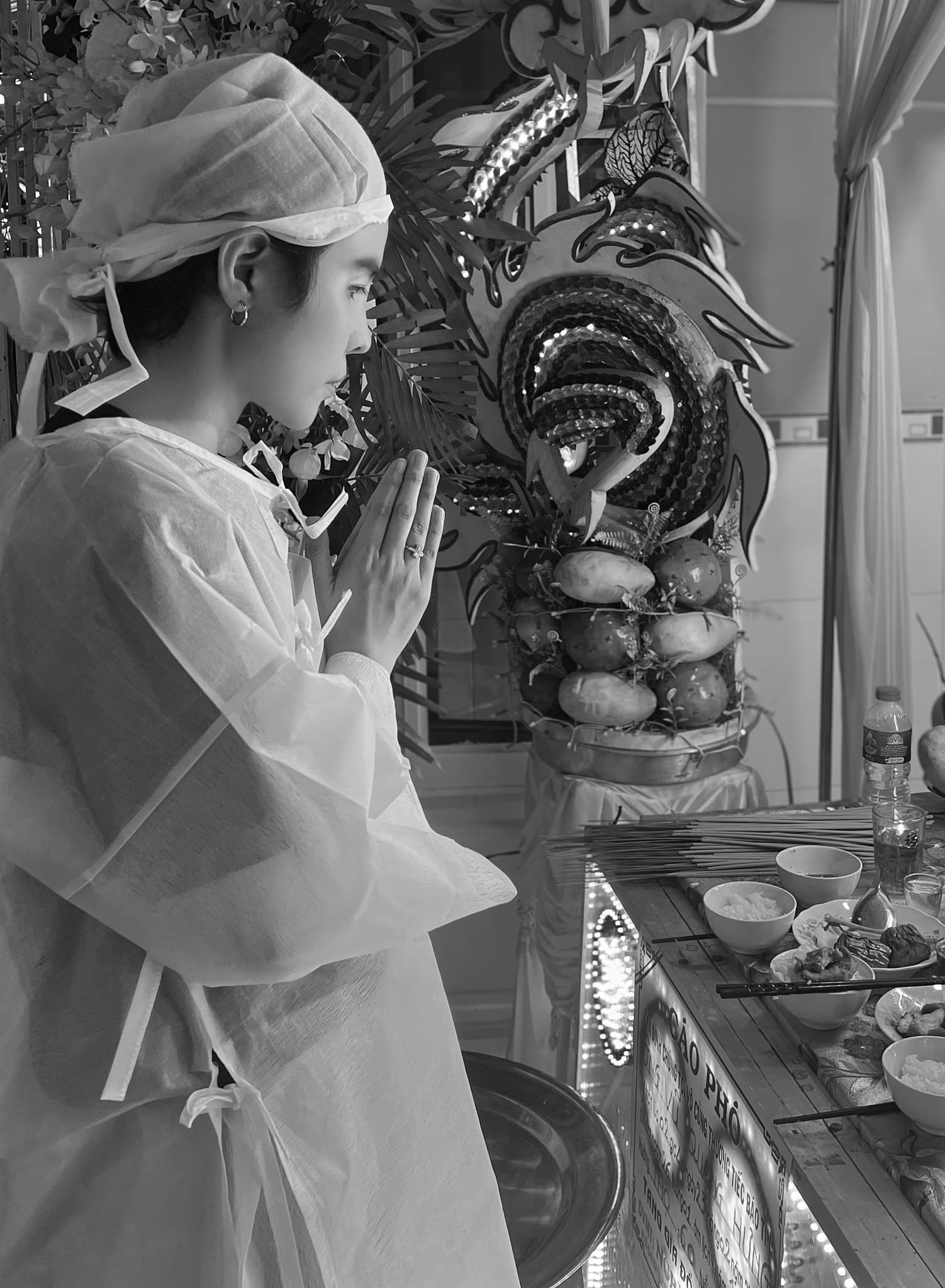 Hình ảnh nữ ca sĩ trong tang lễ của bố hồi tháng 2/2025.