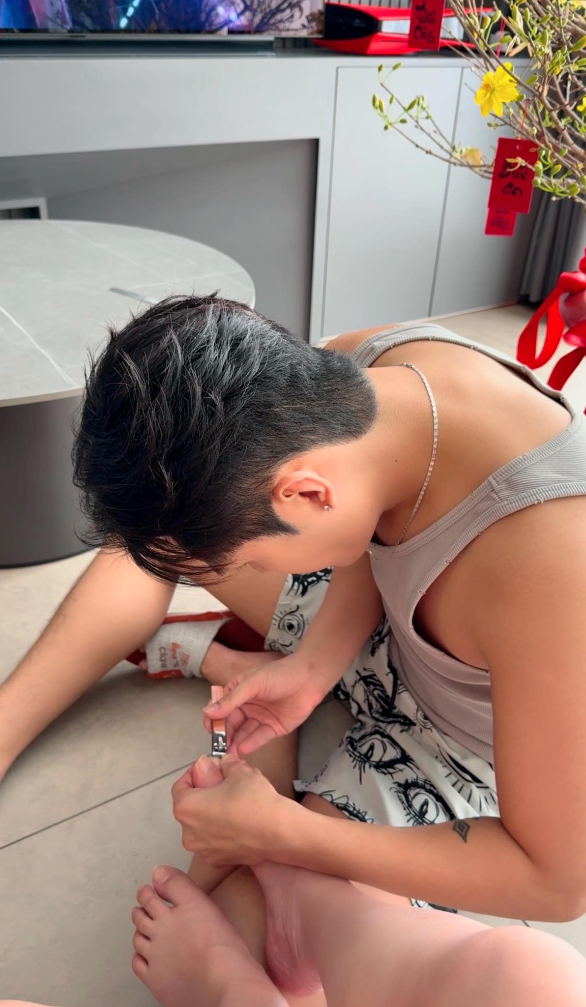 Gin Tuấn Kiệt chăm vợ bầu khéo léo.