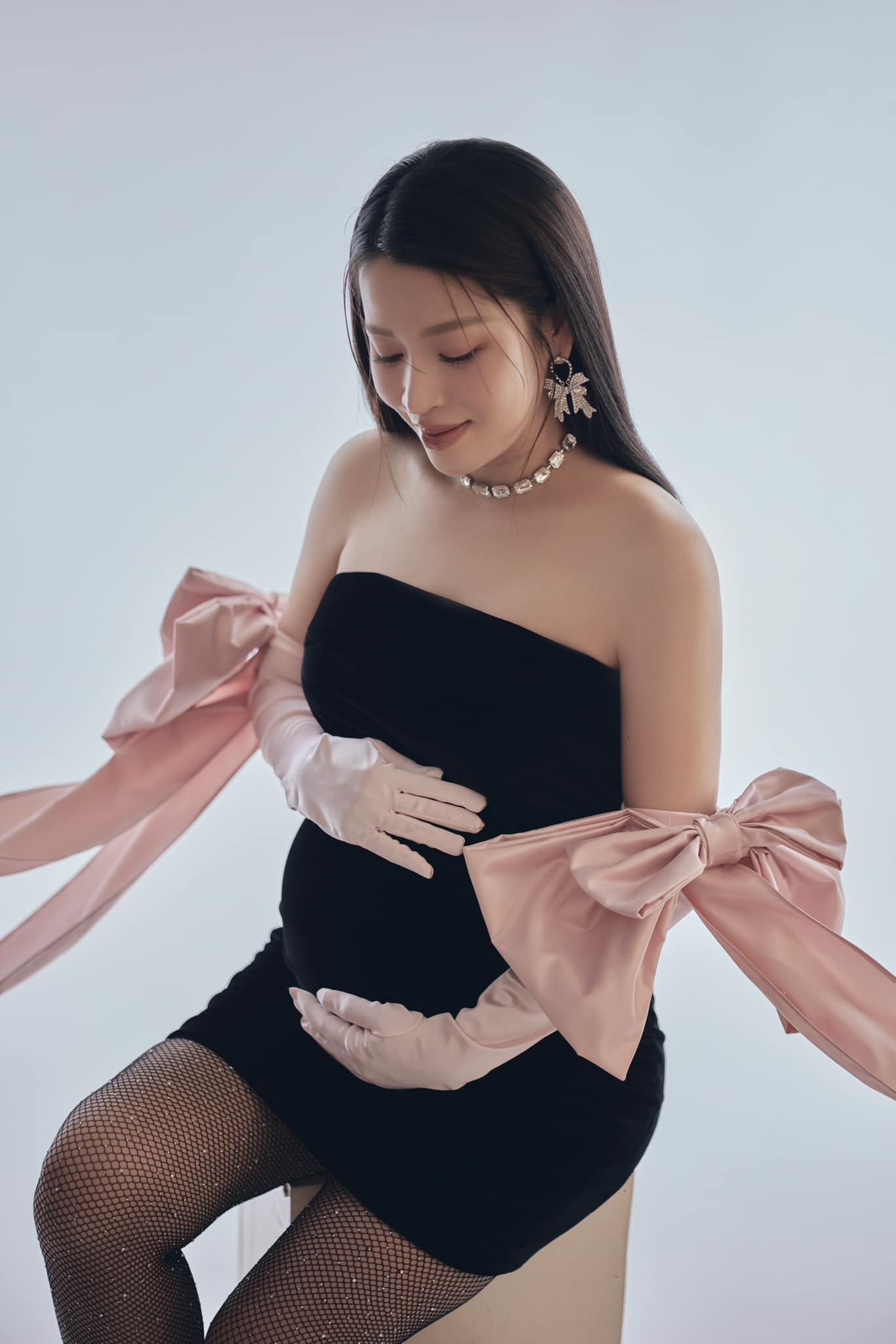 Puka khoe bụng bầu to tròn trong tháng cuối thai kỳ.