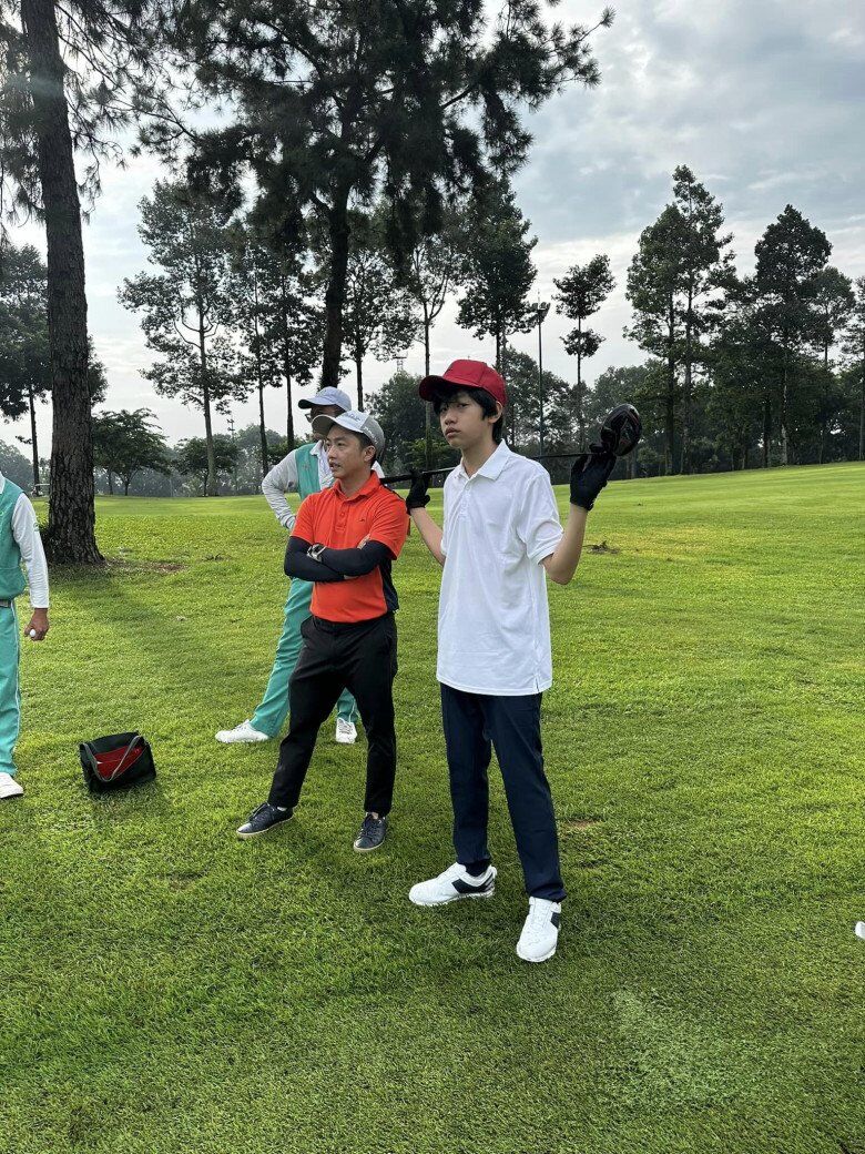 Subeo thường cùng bố đi chơi golf.