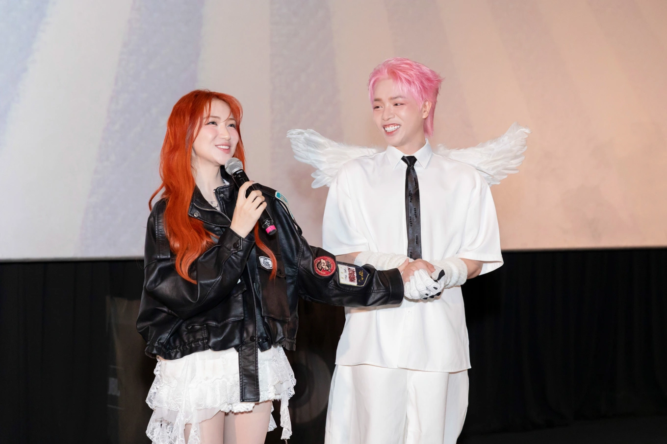 Hòa Minzy có mặt ủng hộ em trai Đức Phúc.