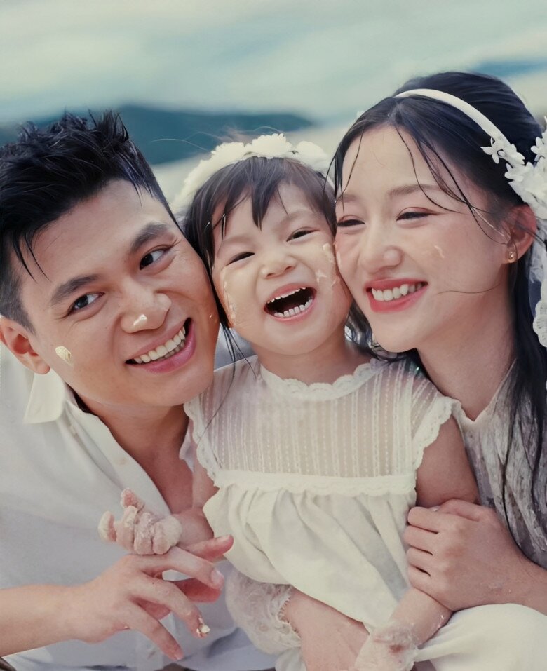 Bé Pam góp mặt trong bộ ảnh cưới của bố mẹ.