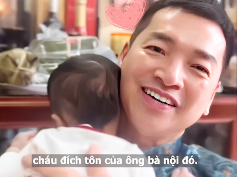 Quang Minh nói: "Thằng này là cháu đích tôn của ông bà nội đó. Thương nhất là cái đuôi rùa nè".