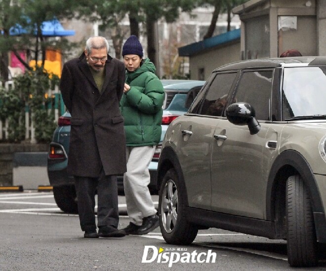 Hình ảnh cặp đôi cùng nhau đi khám thai và mua sắm được Dispatch ghi lại.