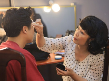 NSND Hồng Vân make up cho con trai