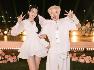 Đức Phúc cầu hôn Hoa hậu Thanh Thủy trước mặt dàn Anh trai say hi, Hòa Minzy đến chúc mừng mà nghẹn ngào