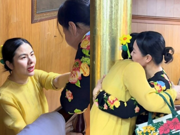 Vân Trang gặp mặt liền ôm chầm lấy vợ Quý Bình, 2 người phụ nữ mặt sưng húp nhìn di ảnh lau nước mắt