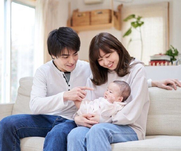 Bố mẹ chưa nhận ra điểm khác biệt giữa trẻ thích bế và trẻ thích nằm, càng lớn lên khoảng cách càng xa - 1