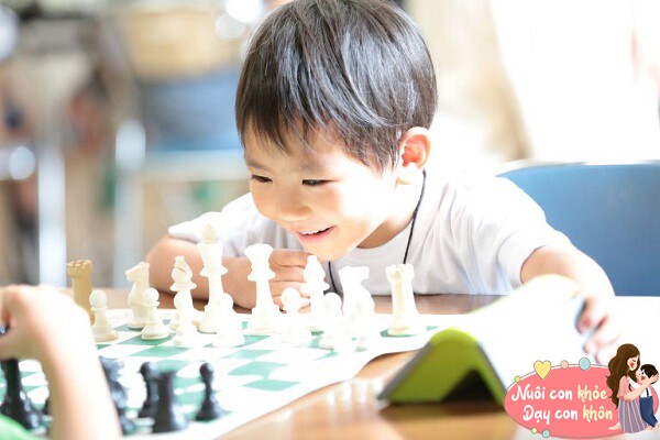 Cho trẻ chơi xếp hình, Lego, cờ vua, làm đồ thủ công,... kích thích não bộ lành mạnh.