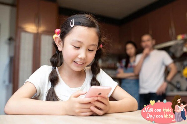 Bố mẹ nên đặt ra quy tắc và hạn chế thời gian trẻ sử dụng các thiết bị điện tử.