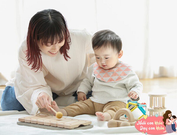 Bố mẹ đừng vội can thiệp hướng dẫn khi trẻ chơi.