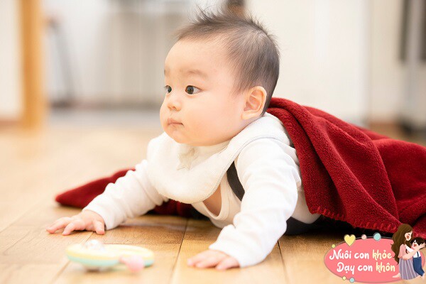 Khi trẻ mở đôi mắt sáng và nhìn xung quanh, đó là cửa sổ vàng để não học những điều mới.