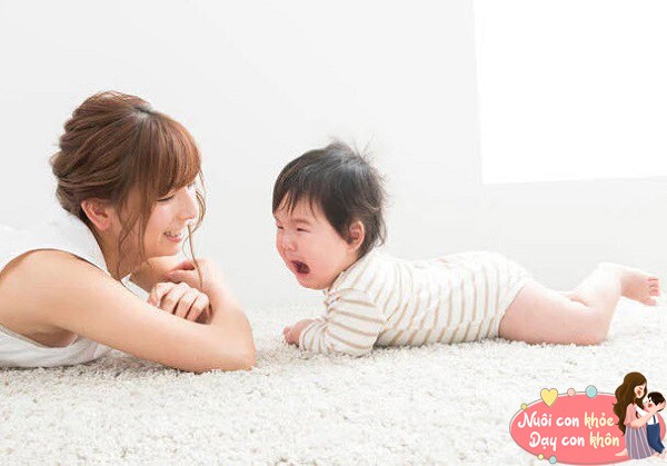Trẻ sơ sinh có thể nhấc cằm lên trong lúc nằm sấp, đây là biểu hiện cơ cổ khỏe, khả năng phối hợp cơ thể tuyệt vời.