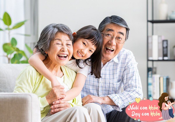 Ông bà và bố mẹ đôi khi có sự khác biệt về quan điểm nuôi dạy con cháu.