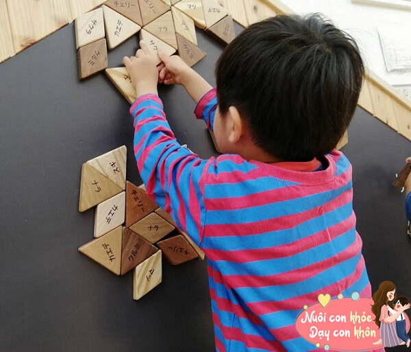 Các chuyển động tinh tế của trẻ ngày càng trở nên phong phú hơn.