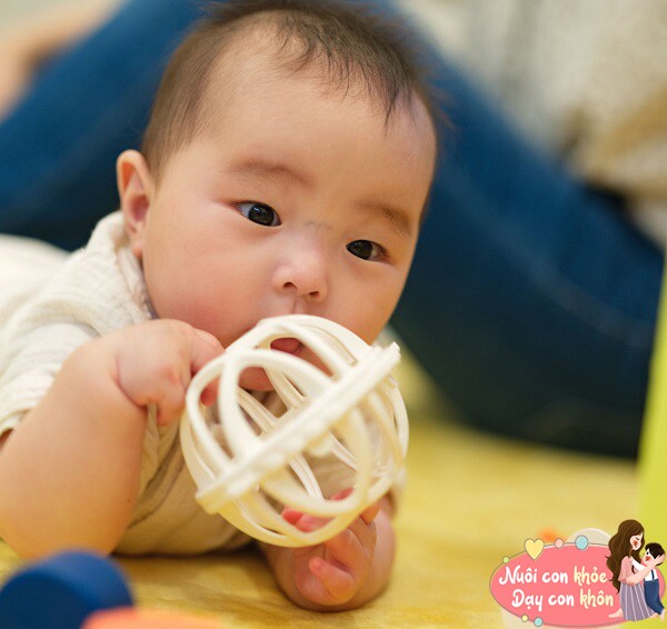 Khi trẻ được hơn 1 tháng tuổi, có thể co tay và cho tay vào miệng, hoặc giơ tay lên trước mắt và nhìn.