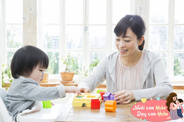 Trẻ sử dụng tay để hiểu nguyên nhân và kết quả.