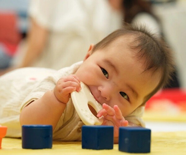 Bàn tay là amp;#34;bộ não thứ haiamp;#34; của trẻ, khám phá sức mạnh ẩn giấu từ đôi tay qua 4 cột mốc phát triển - 1