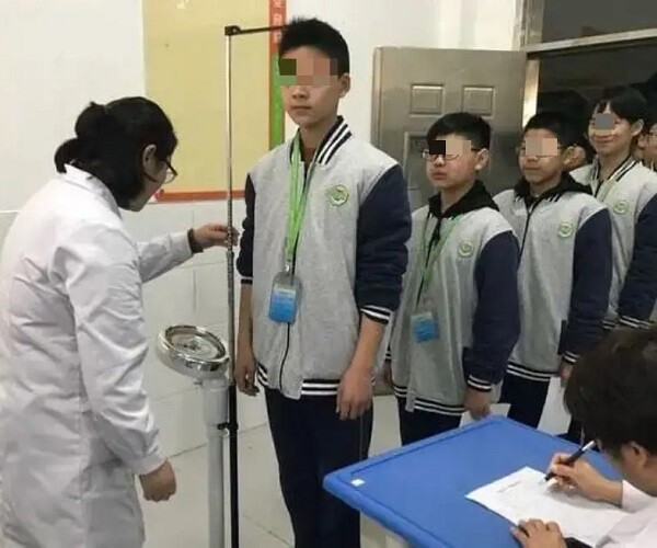 Bé trai 13 tuổi cao gần 1m80, BS nói nhờ ăn nhiều amp;#34;thực phẩm vàngamp;#34; này - 1