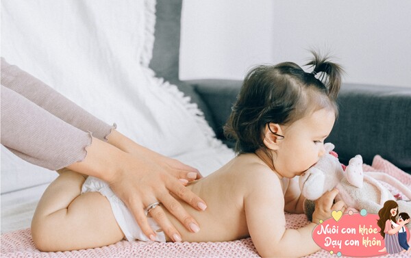 Việc vỗ lưng trẻ có thể xoa dịu cảm xúc hiệu quả và tăng cường cảm giác an toàn.