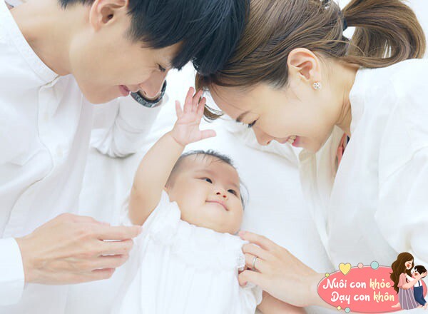 Sử dụng ngôn ngữ yêu thương, hành động tình cảm khi dạy con.