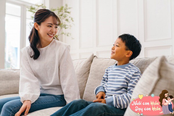 Bố mẹ nên cởi mở trò chuyện nhằm thấu hiểu con tốt hơn.