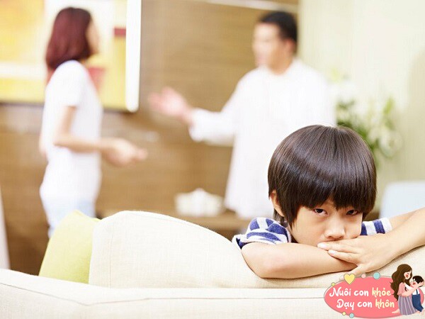 Khi trẻ lớn lên, dần chuyển từ sự phụ thuộc vào bố mẹ sang độc lập.