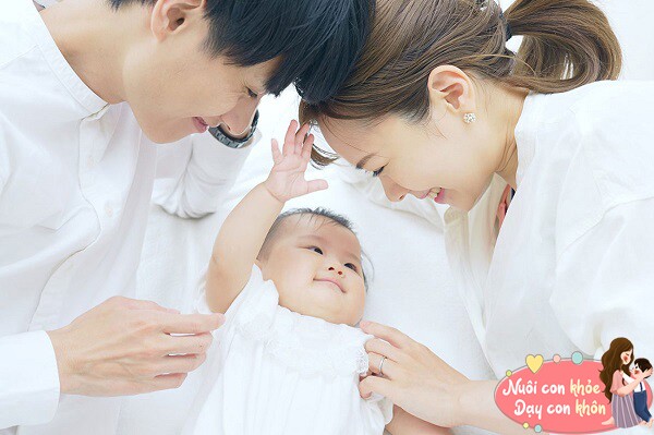 Sự phối hợp tay mắt là một phần quan trọng trong sự phát triển não bộ của trẻ sơ sinh.