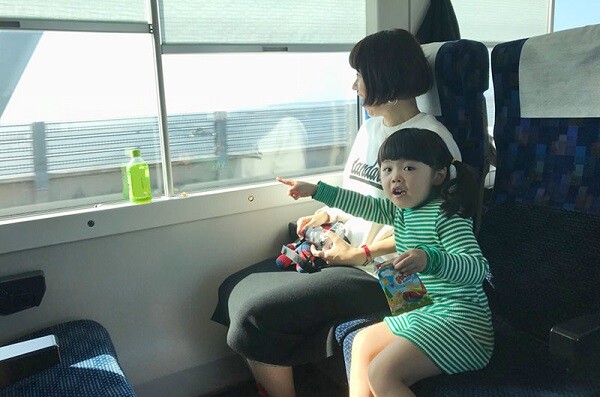 Khi đi tàu lần đầu tiên, bố mẹ có thể đi cùng và hướng dẫn cách mua vé.