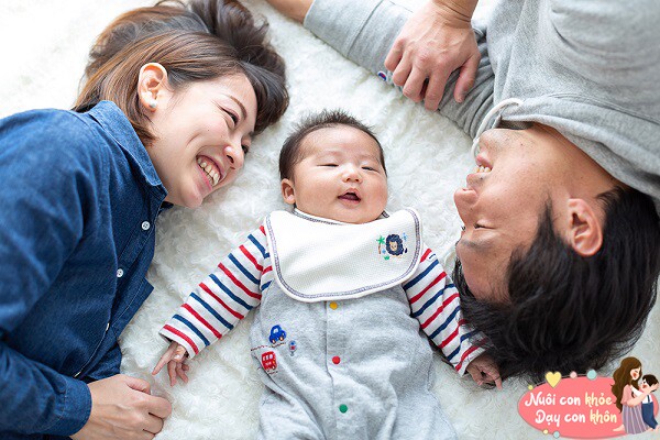 Trẻ mỉm cười, biết cách tương tác với người khác thường năng động.