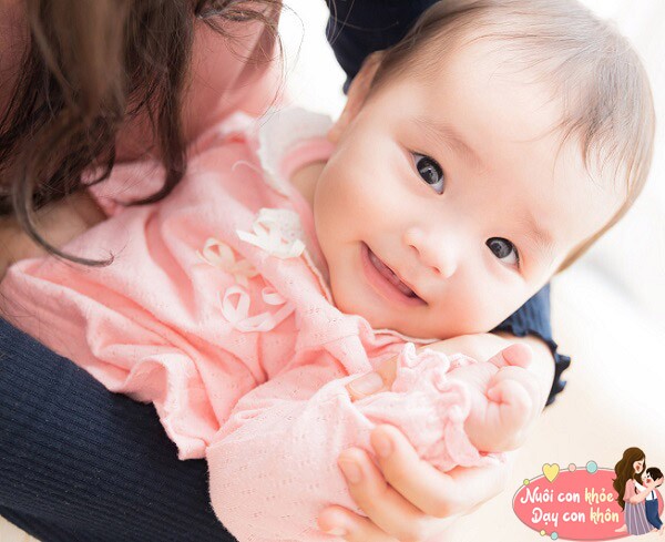 Trẻ thông minh thường có đôi mắt sáng và hoạt bát.