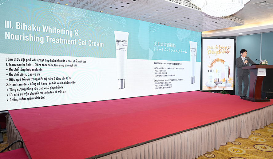 Chuyên gia Ishikawa Hiroshi trình bày về công thức độc quyền của Bihaku Whitening amp; Nourishing Treatment Gel Cream