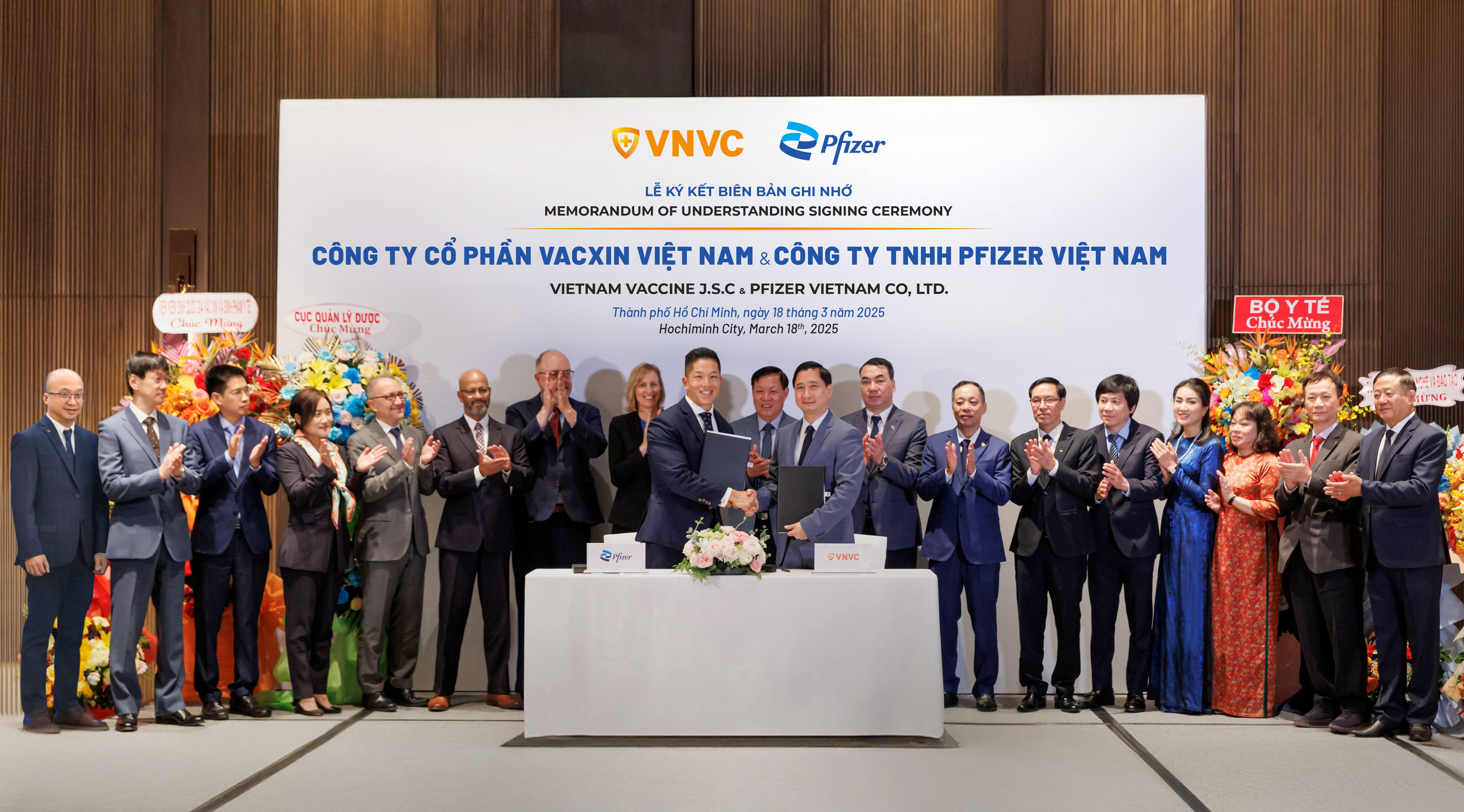 Ông Darrell Oh, tổng giám đốc của Pfizer Việt Nam và ông NGO Chi Dung, Chủ tịch Hội đồng quản trị và Giám đốc điều hành của Hệ thống tiêm chủng VNVC và vắc -xin VNVC và nhà máy sinh học ký một bản ghi nhớ hợp tác trong lĩnh vực sản xuất vắc -xin. Ảnh: Huu Luan