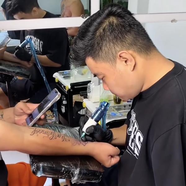 Lăng Bảo xăm hình nghệ thuật cho khách hàng. Đối với Bảo, mục tiêu là mỗi ngày cố gắng làm cho ngày hôm nay tốt hơn ngày hôm qua.