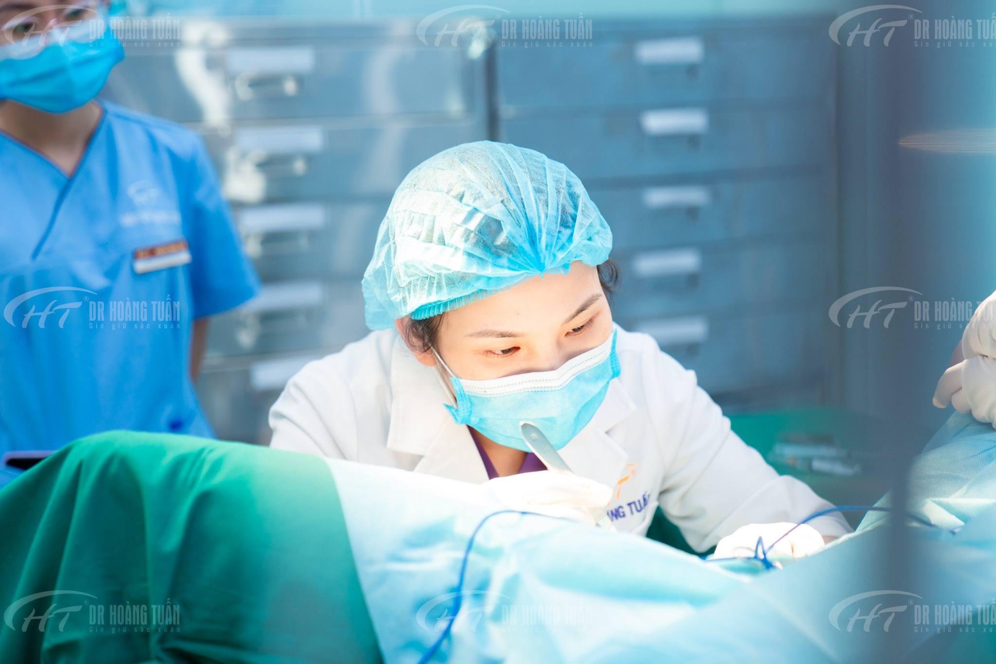 Bác sĩ Lan Hương luôn chăm chút và tỉ mỉ trong từng ca tân trang vùng kín