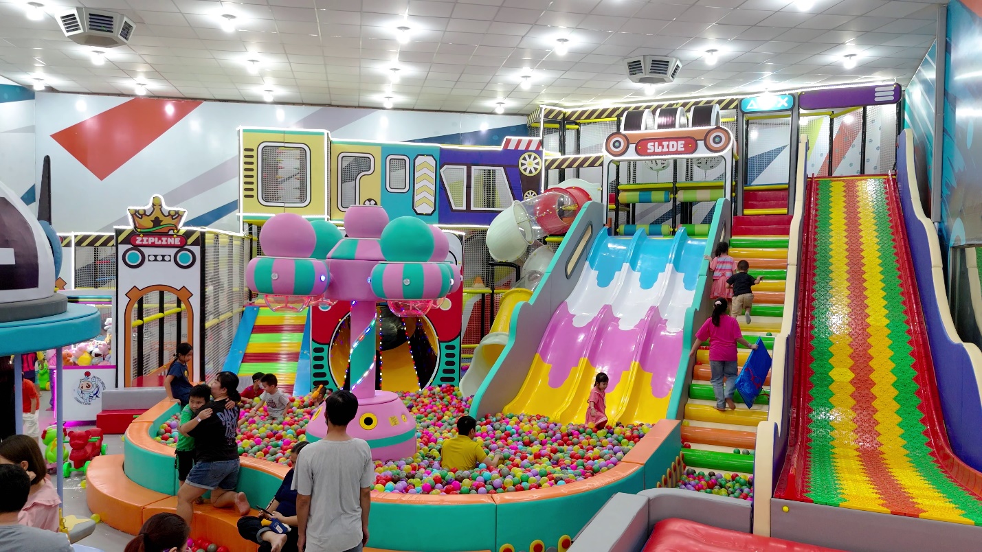 Sân chơi hiện đại giúp phụ huynh yên tâm cho con trẻ vui chơi an toàn.