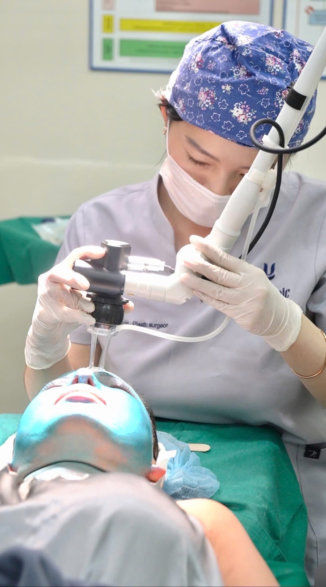 Bác sĩ Diệp Yến Linh thực hiện kĩ thuật Controlled Depth Peel kết hợp Laser CO2 cho bệnh nhân nám, bớt và lão hoá da.